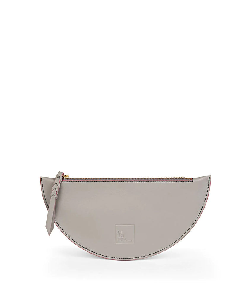 Imagen principal de Cartera de mujer de piel con forma de media luna y cremallera color gris Leandra.