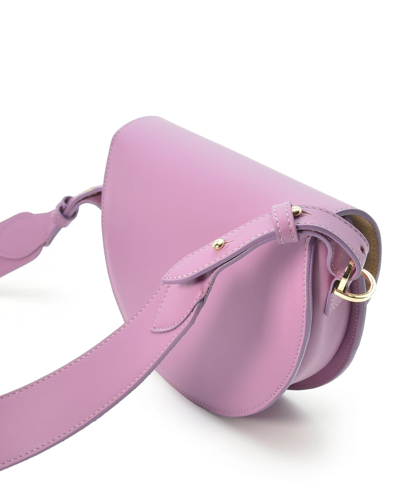 Trasera de bolso de piel de mujer tipo bandolera Saddle bag en color lila. Bolso fabricado en Ubrique, España a la venta en leandrabrand.com