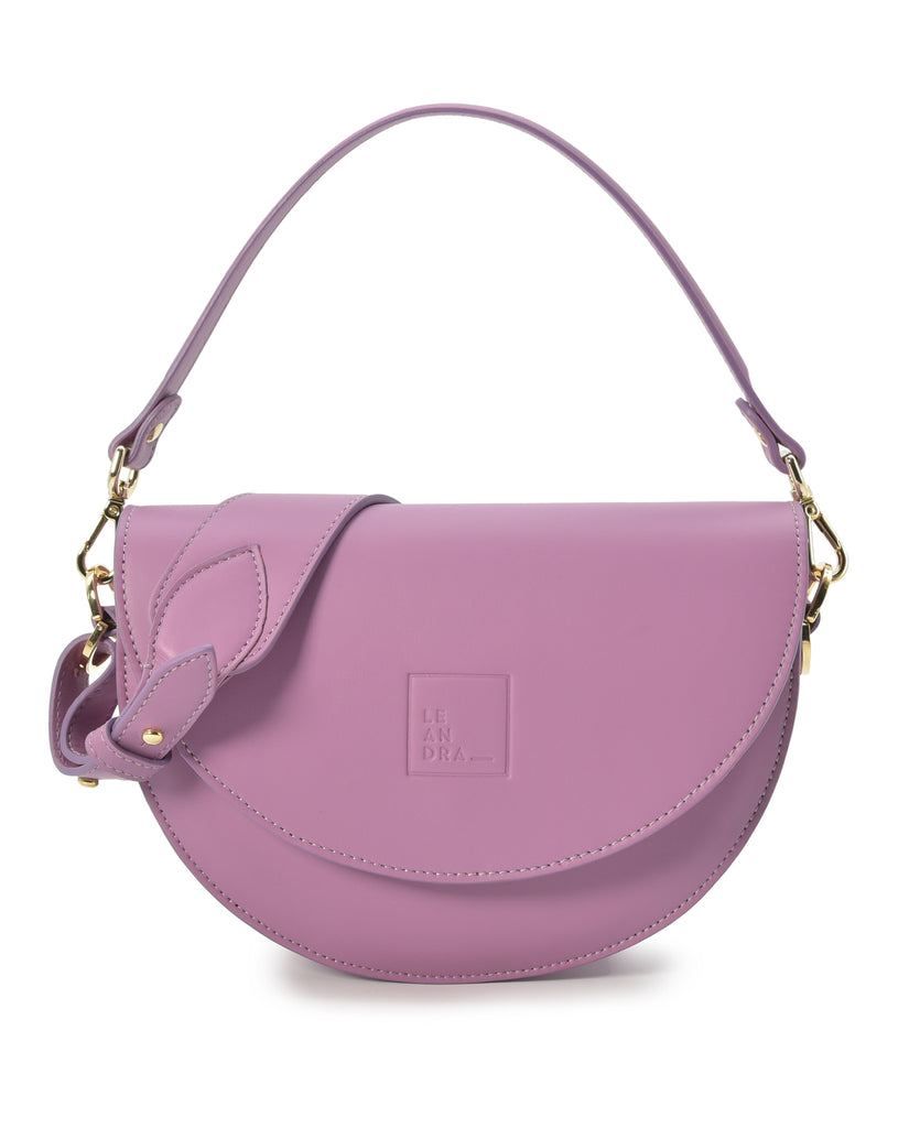 Bolso de piel de mujer tipo bandolera Saddle bag en color malva. Bolso fabricado en Ubrique, España a la venta en leandrabrand.com